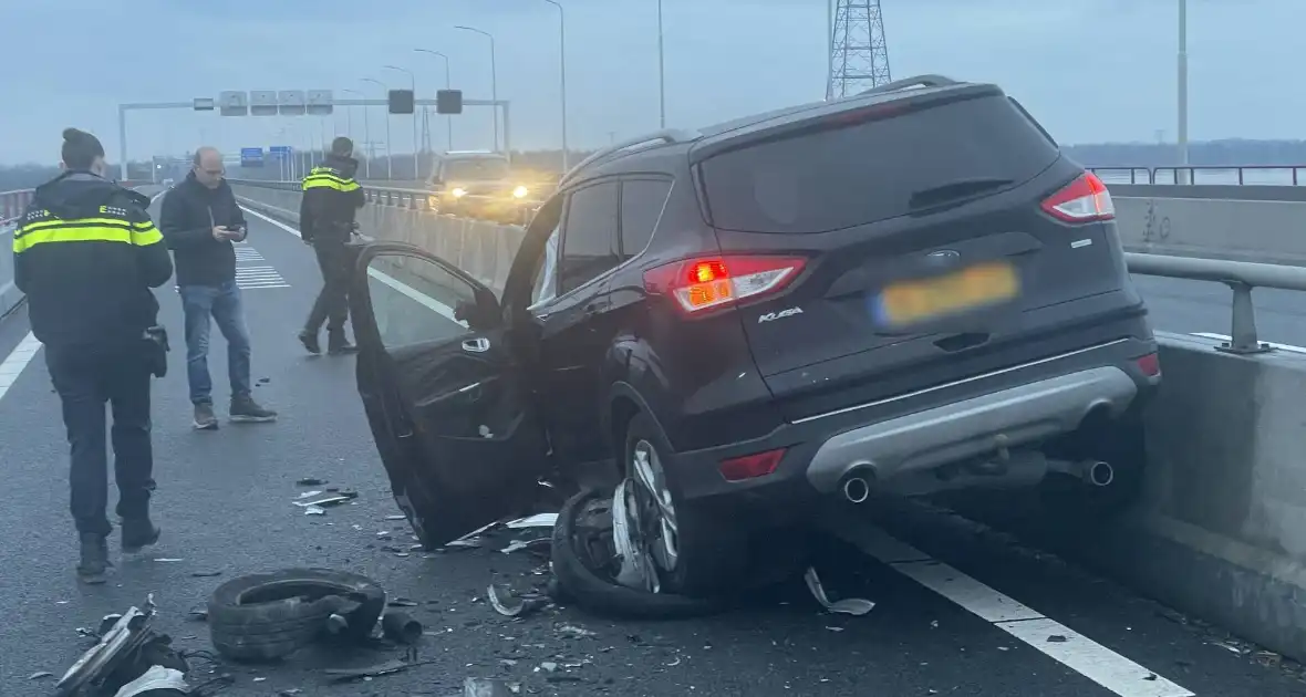 Frontale botsing op parallelbaan zorgt voor ravage - Foto 3