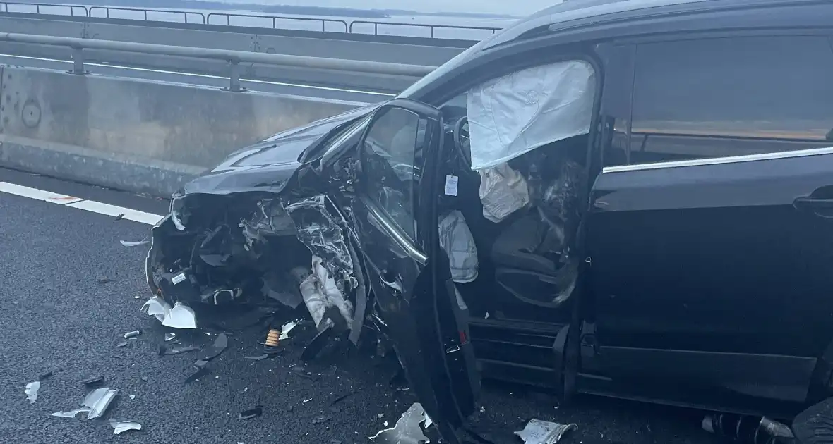 Frontale botsing op parallelbaan zorgt voor ravage - Foto 4