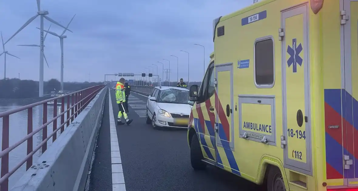 Frontale botsing op parallelbaan zorgt voor ravage - Foto 6