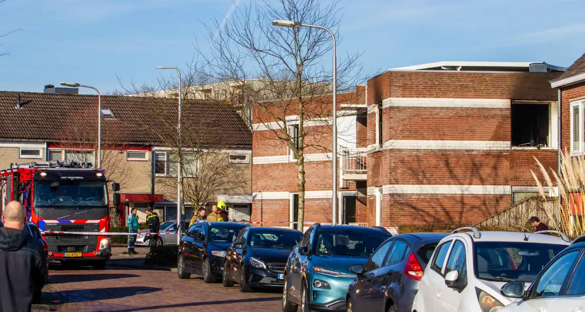 Dode en veel schade na woningbrand - Foto 12