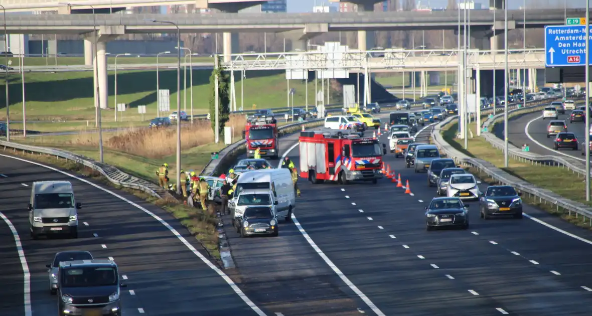 Zware aanrijding met meerdere voertuigen: auto belandt op de kop op snelweg
