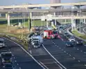 Zware aanrijding met meerdere voertuigen: auto belandt op de kop op snelweg