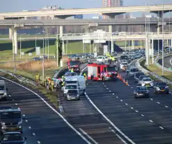 Zware aanrijding met meerdere voertuigen: auto belandt op de kop op snelweg