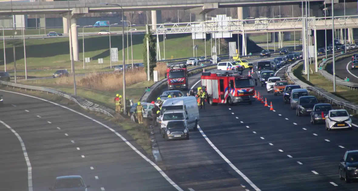 Zware aanrijding met meerdere voertuigen: auto belandt op de kop op snelweg - Foto 1