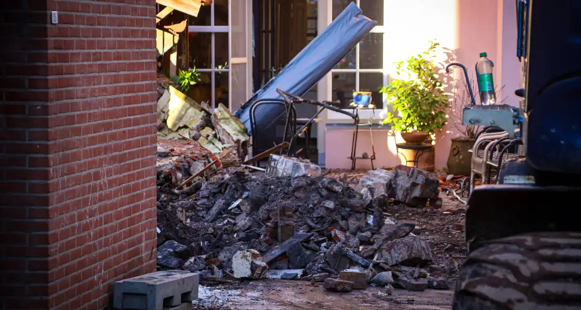 Totale verwoesting na explosies, schade bij daglicht duidelijk te zien