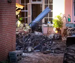 Totale verwoesting na explosies, schade bij daglicht duidelijk te zien