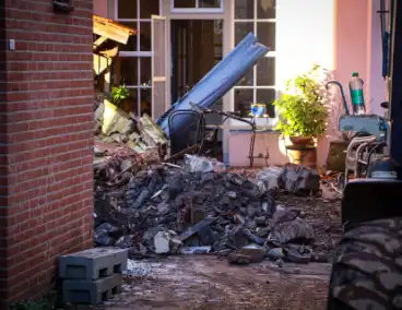 Totale verwoesting na explosies, schade bij daglicht duidelijk te zien