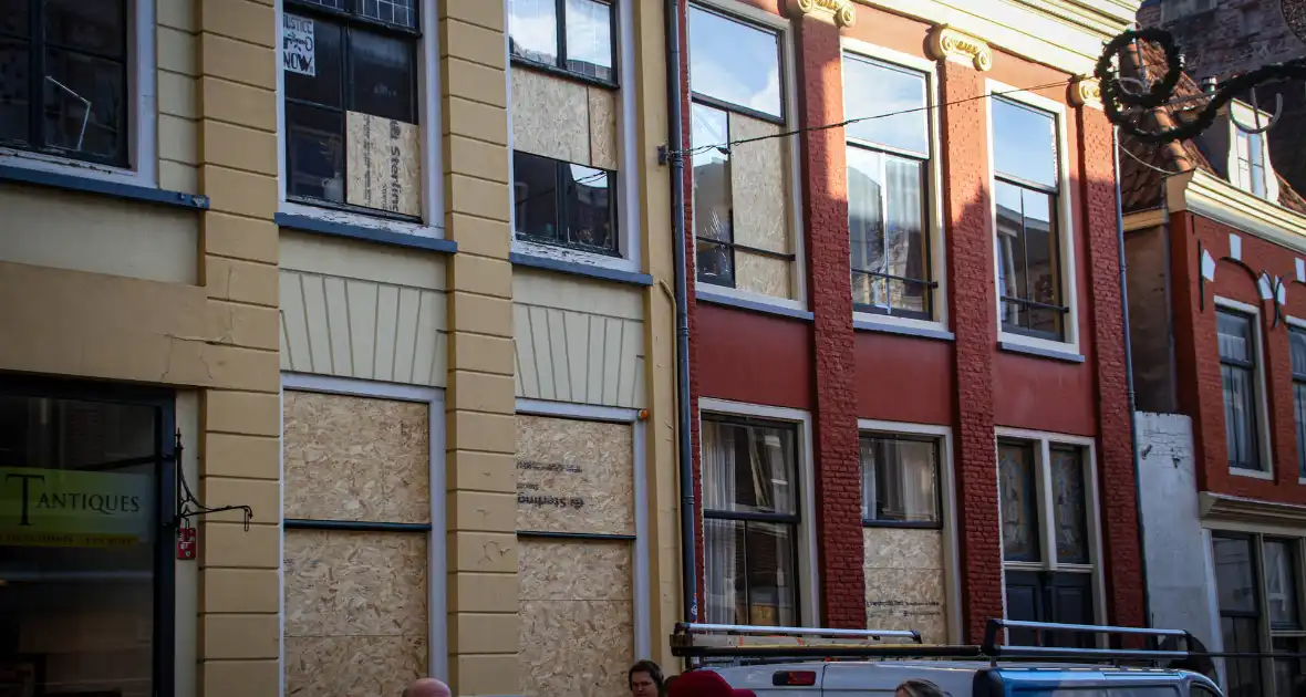 Totale verwoesting na explosies, schade bij daglicht duidelijk te zien - Foto 1