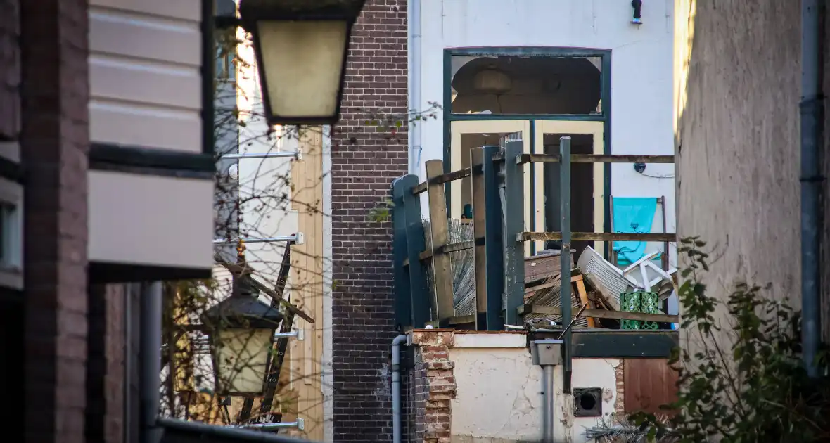 Totale verwoesting na explosies, schade bij daglicht duidelijk te zien - Foto 17