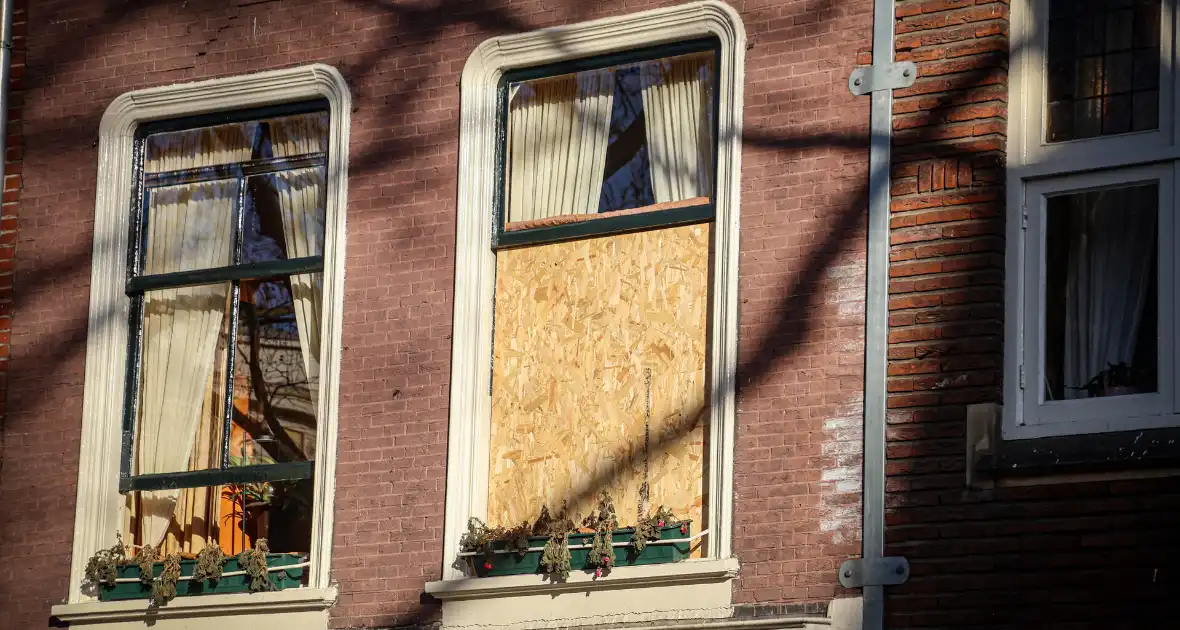 Totale verwoesting na explosies, schade bij daglicht duidelijk te zien - Foto 2