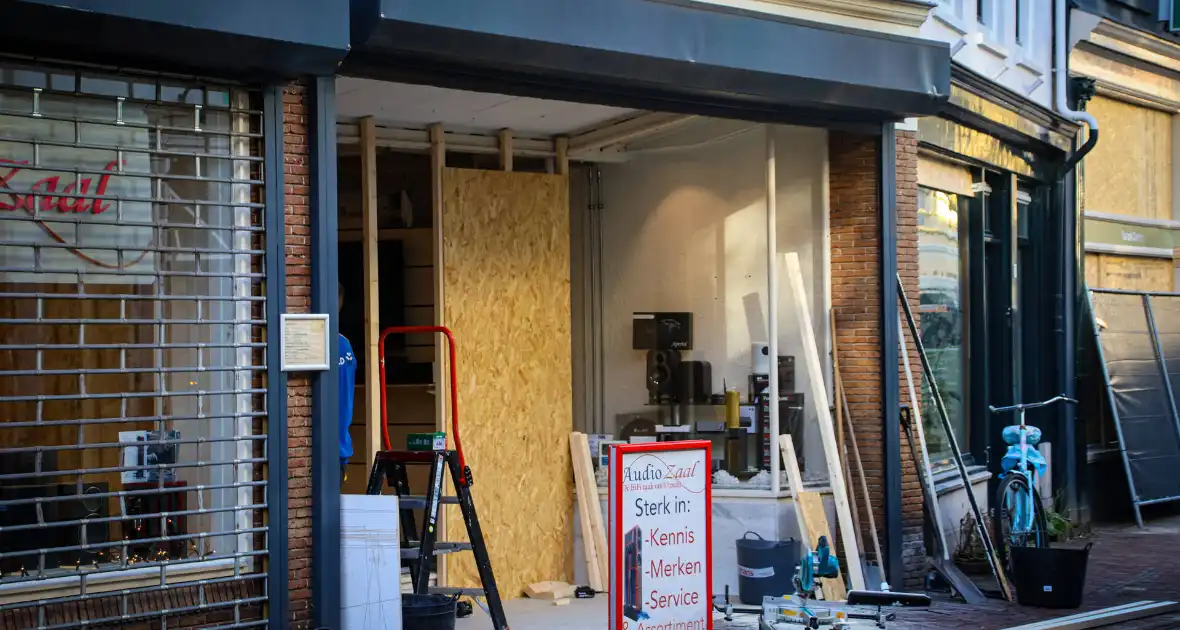 Totale verwoesting na explosies, schade bij daglicht duidelijk te zien - Foto 21