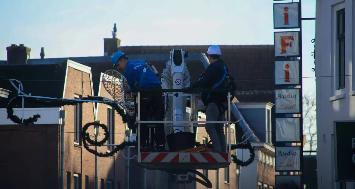 Totale verwoesting na explosies, schade bij daglicht duidelijk te zien - Foto 4