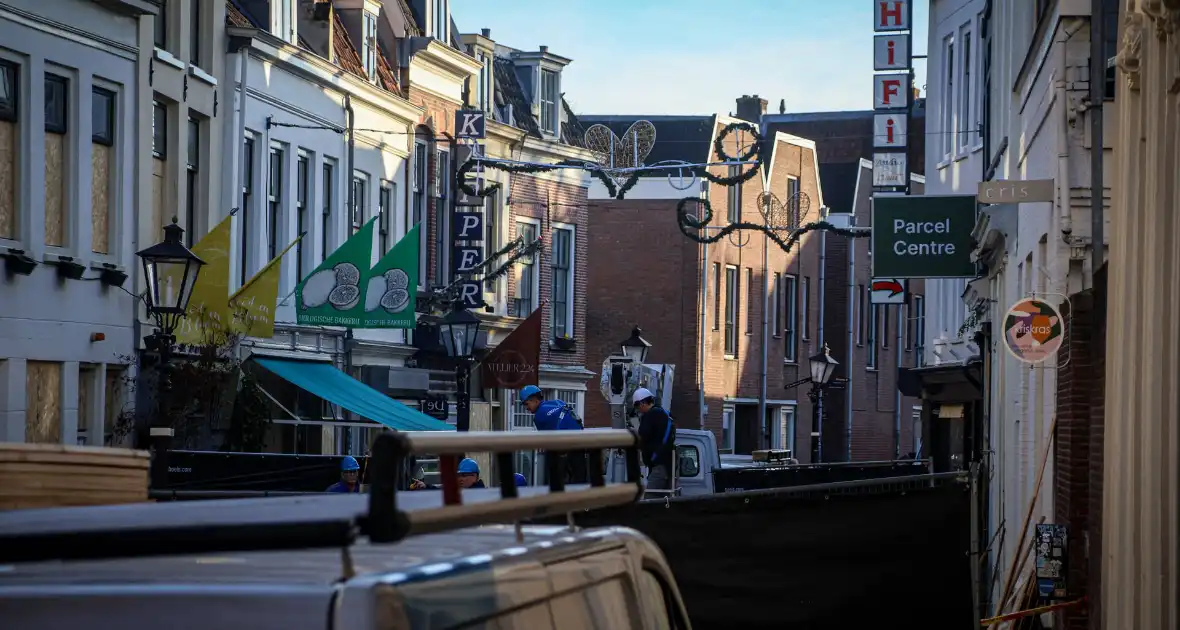 Totale verwoesting na explosies, schade bij daglicht duidelijk te zien - Foto 5