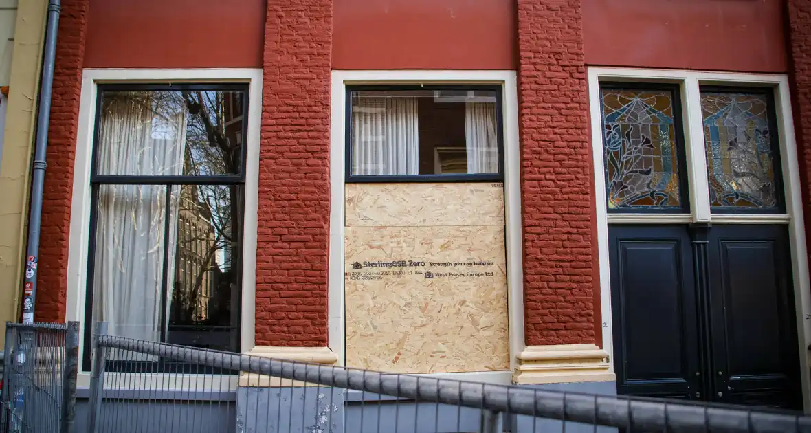 Totale verwoesting na explosies, schade bij daglicht duidelijk te zien - Foto 6