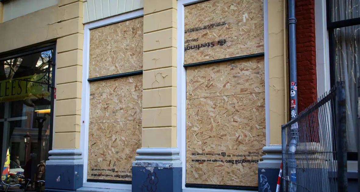 Totale verwoesting na explosies, schade bij daglicht duidelijk te zien - Foto 7