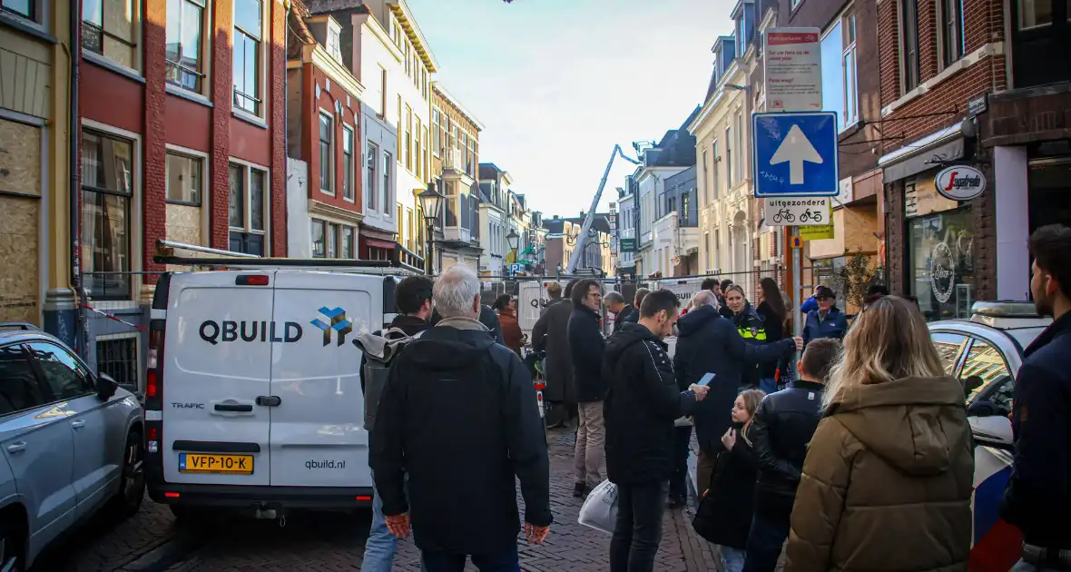 Totale verwoesting na explosies, schade bij daglicht duidelijk te zien - Foto 9