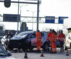 Aanrijding tussen twee voertuigen op druk kruispunt