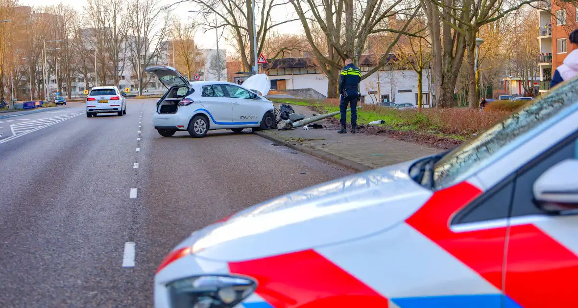 Autobrand na eenzijdig ongeval - Foto 1