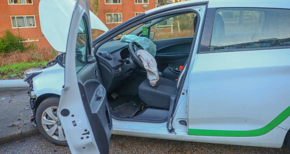Autobrand na eenzijdig ongeval - Foto 3