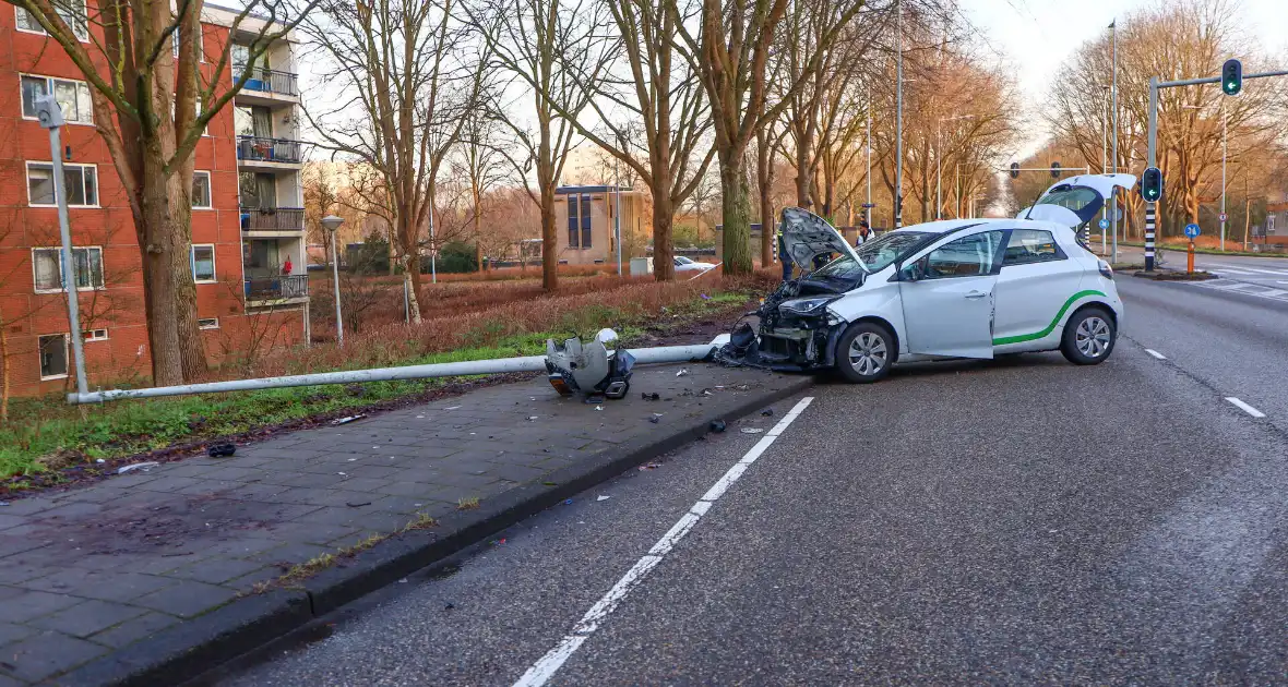 Autobrand na eenzijdig ongeval - Foto 4