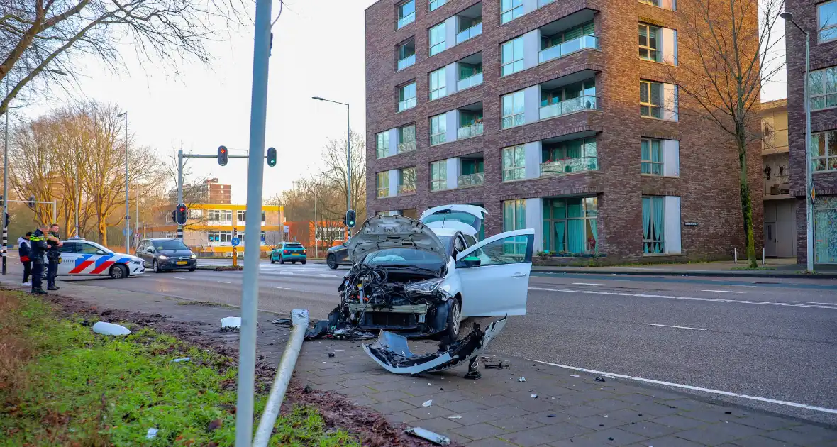Autobrand na eenzijdig ongeval - Foto 5