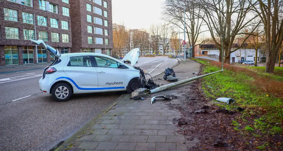 Autobrand na eenzijdig ongeval - Foto 7
