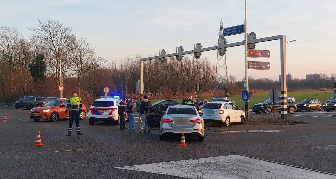 Taxi en personenauto in botsing op kruising