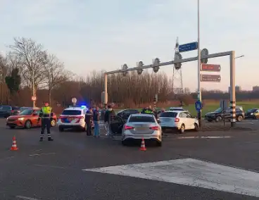 Taxi en personenauto in botsing op kruising