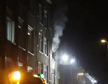 Brandweer schaalt op bij uitslaande woningbrand