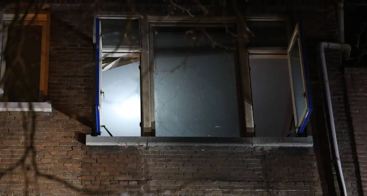 Brand in portiekwoning leidt tot evacuatie bewoners - Foto 5