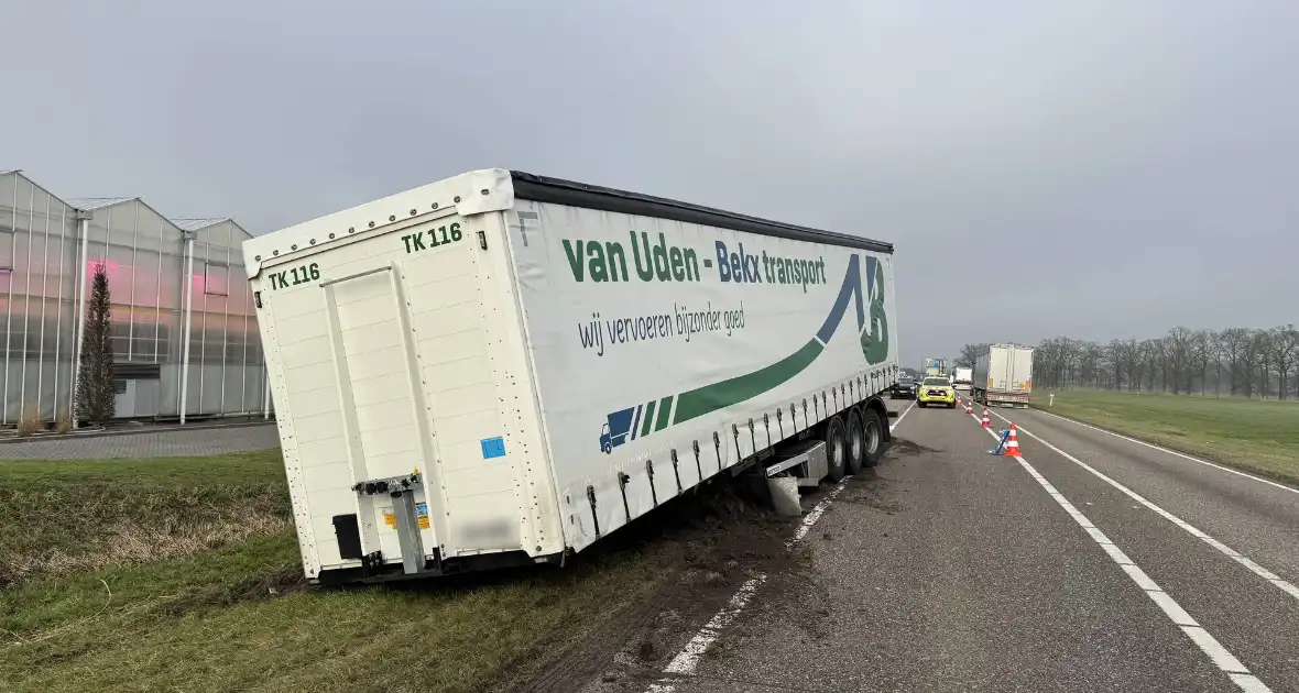 Trailer vrachtwagen schiet los op drukke weg