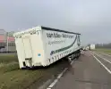 Trailer vrachtwagen schiet los op drukke weg