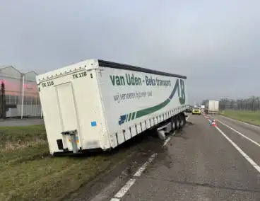 Trailer vrachtwagen schiet los op drukke weg
