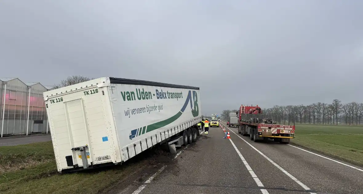 Trailer vrachtwagen schiet los op drukke weg - Foto 1