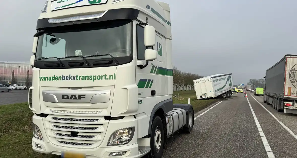 Trailer vrachtwagen schiet los op drukke weg - Foto 2