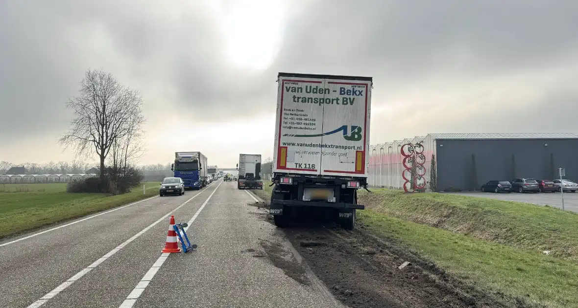 Trailer vrachtwagen schiet los op drukke weg - Foto 3