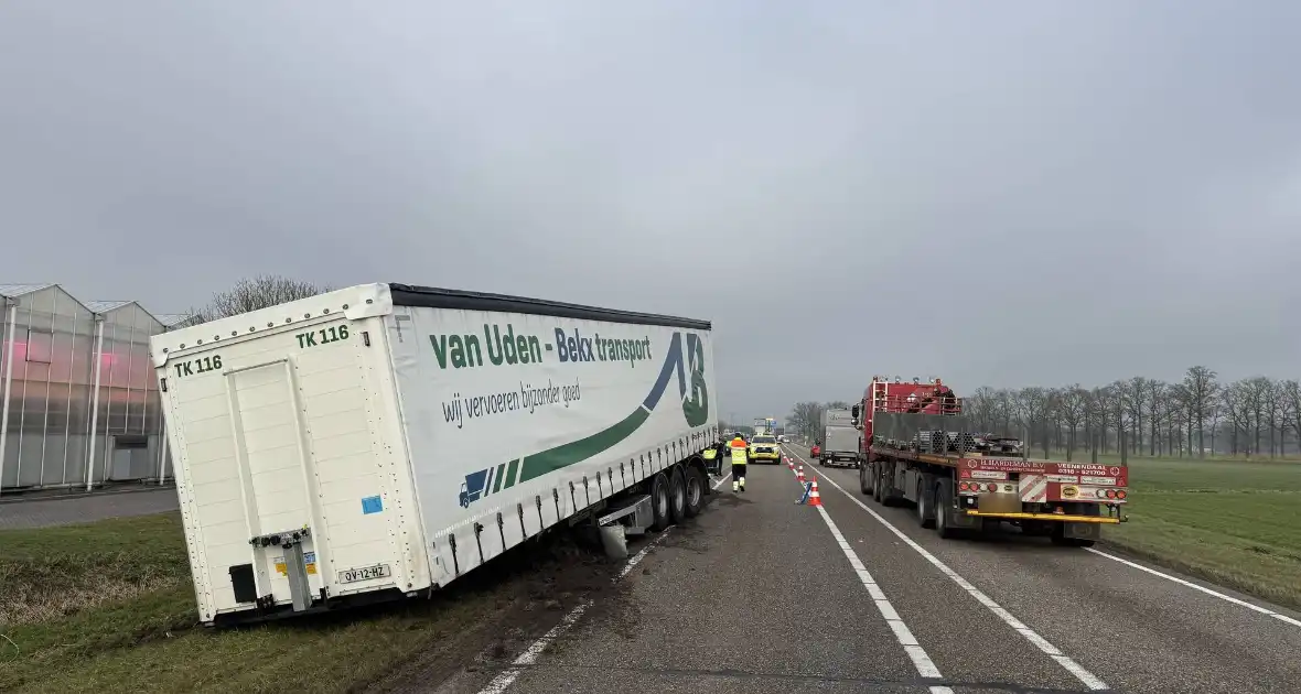 Trailer vrachtwagen schiet los op drukke weg - Foto 4