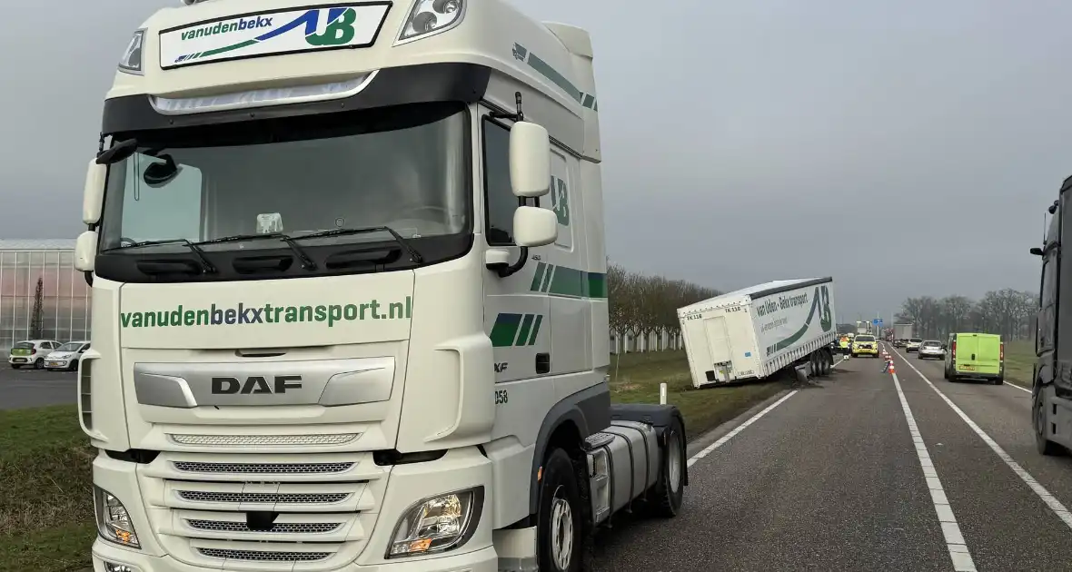 Trailer vrachtwagen schiet los op drukke weg - Foto 5