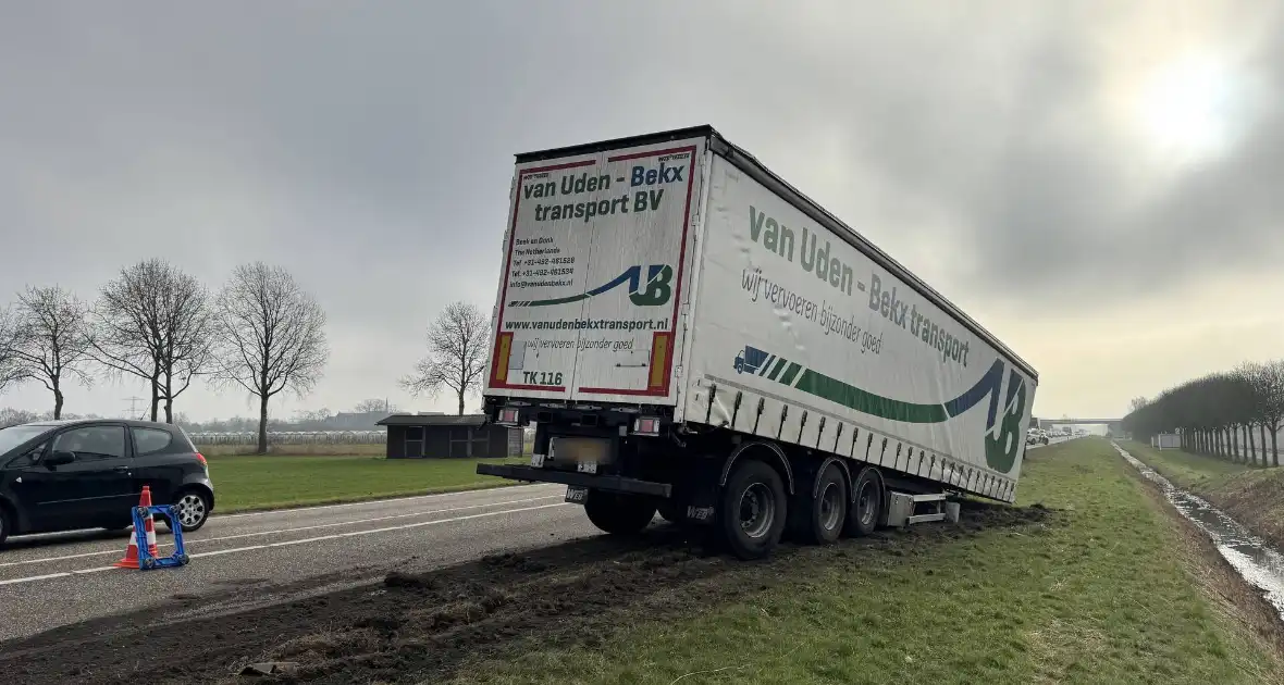 Trailer vrachtwagen schiet los op drukke weg - Foto 6