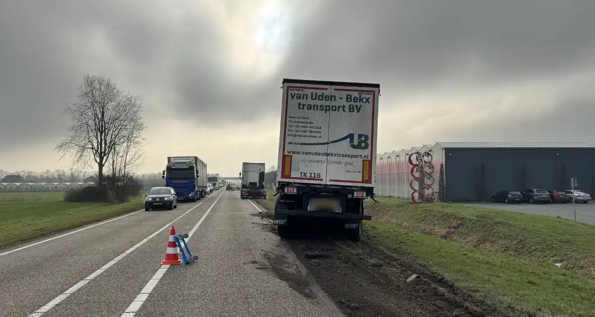Trailer vrachtwagen schiet los op drukke weg - Foto 7