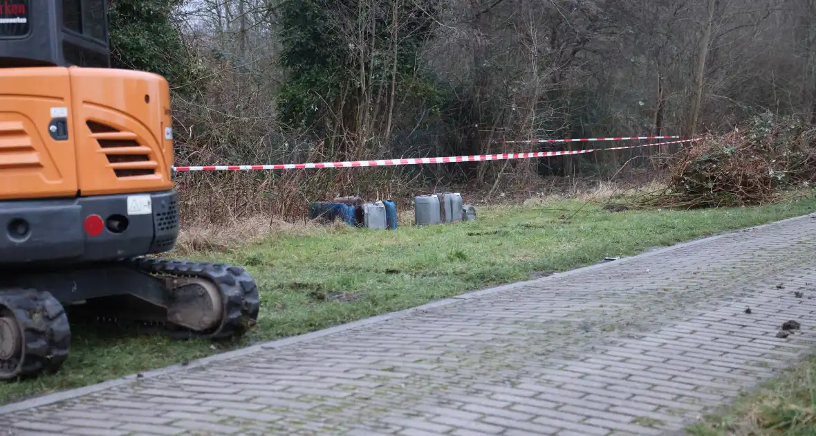 Tientallen vaten ontdekt in bosschages - Foto 16
