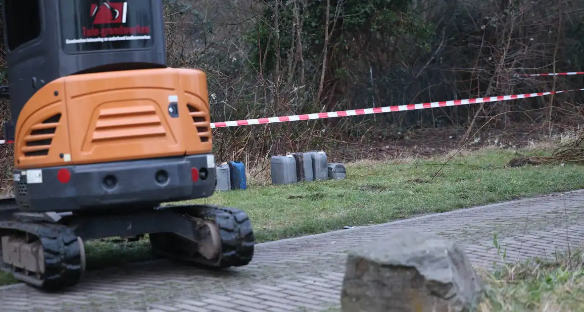 Tientallen vaten ontdekt in bosschages - Foto 3