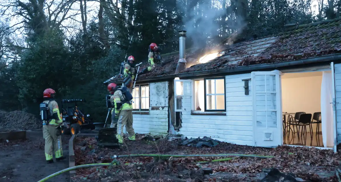 Brand in schuurtje snel onder controle - Foto 11