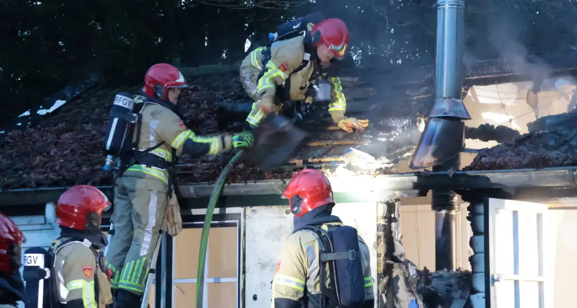 Brand in schuurtje snel onder controle - Foto 14
