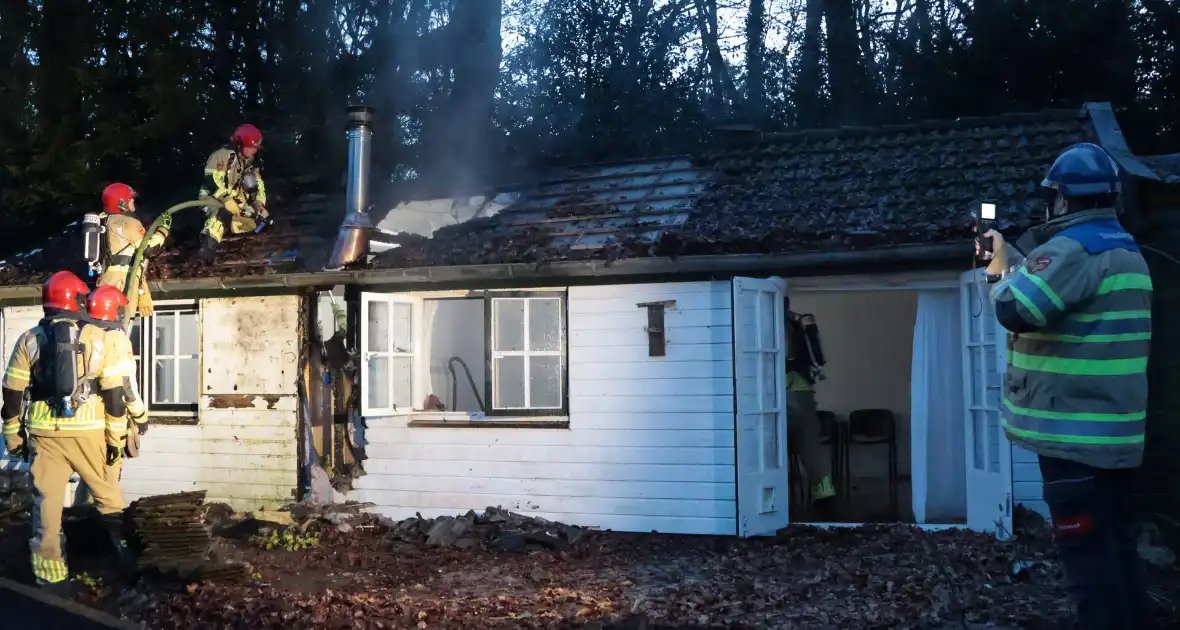 Brand in schuurtje snel onder controle - Foto 16