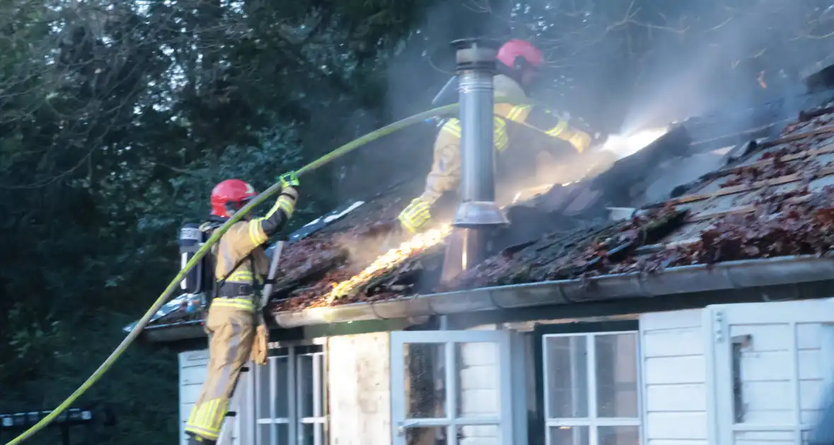 Brand in schuurtje snel onder controle - Foto 17
