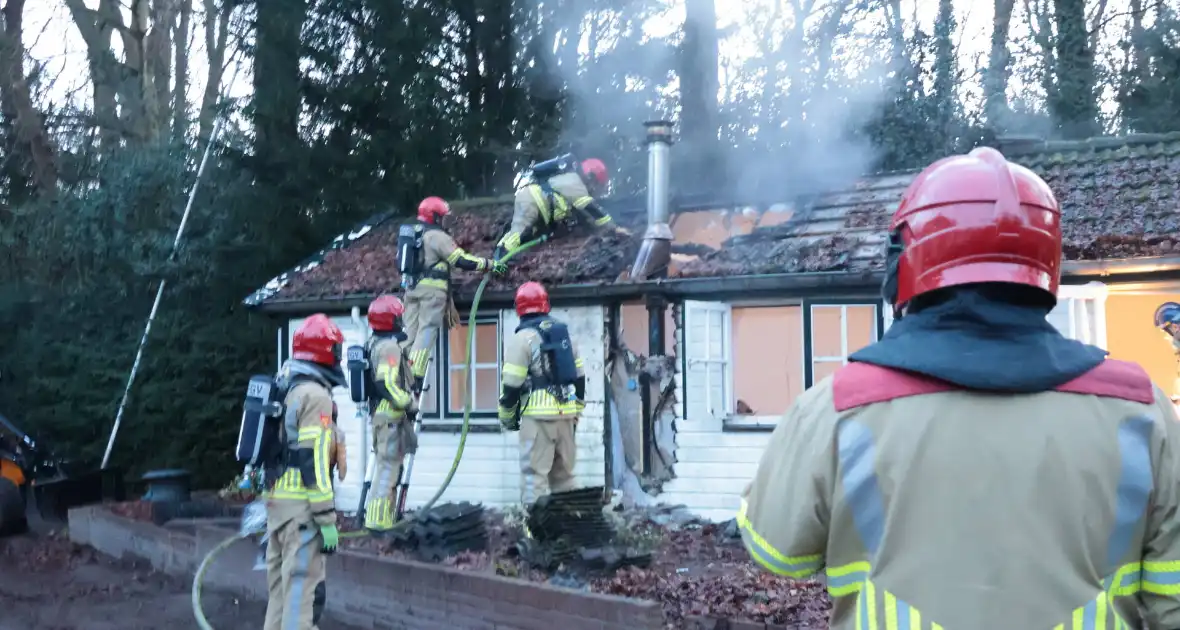 Brand in schuurtje snel onder controle - Foto 18