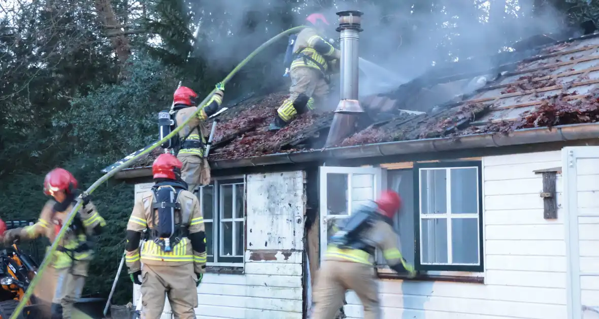 Brand in schuurtje snel onder controle - Foto 9