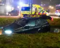 Auto belandt in water na botsing met andere auto