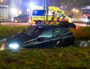 Auto belandt in water na botsing met andere auto
